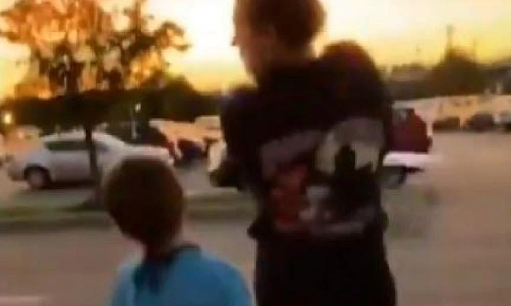 Yποστηρικτές του Μπάιντεν βρίζουν και κλέβουν το καπέλο ενός 7χρονου αγοριού γιατί η μάνα του...υποστήριζε Τραμπ